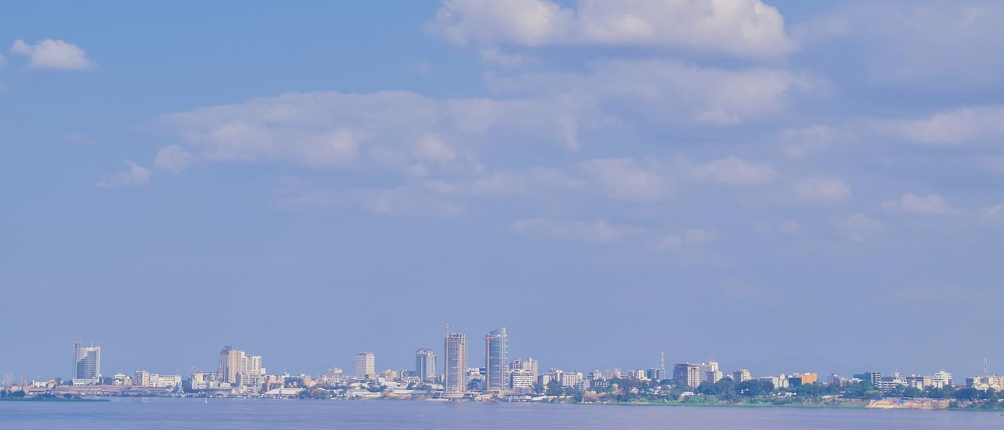 Vue de Kinshasa depuis le fleuve Congo, les immeubles du centre-ville au loin