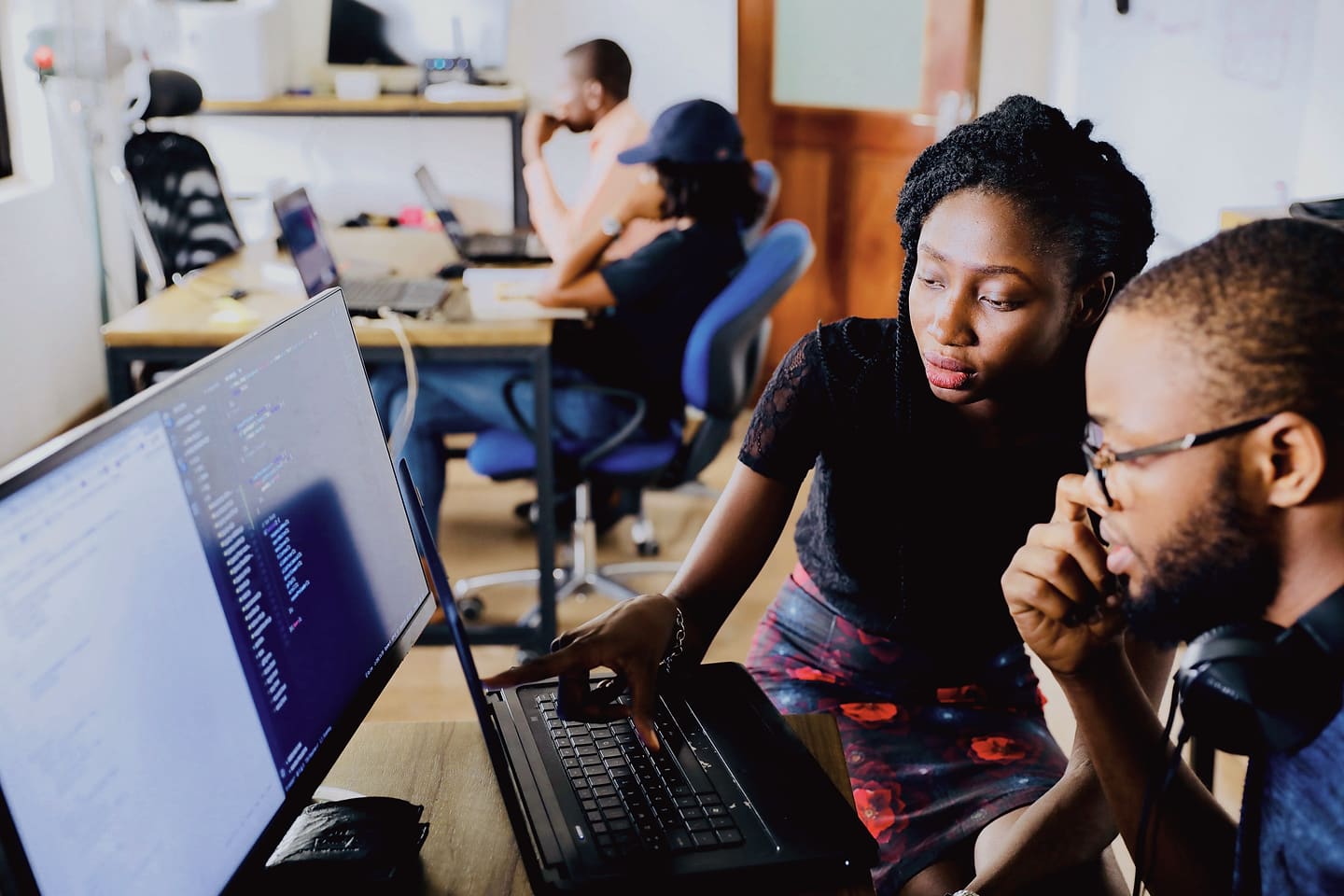 Deux développeurs relisent du code ensemble devant un écran